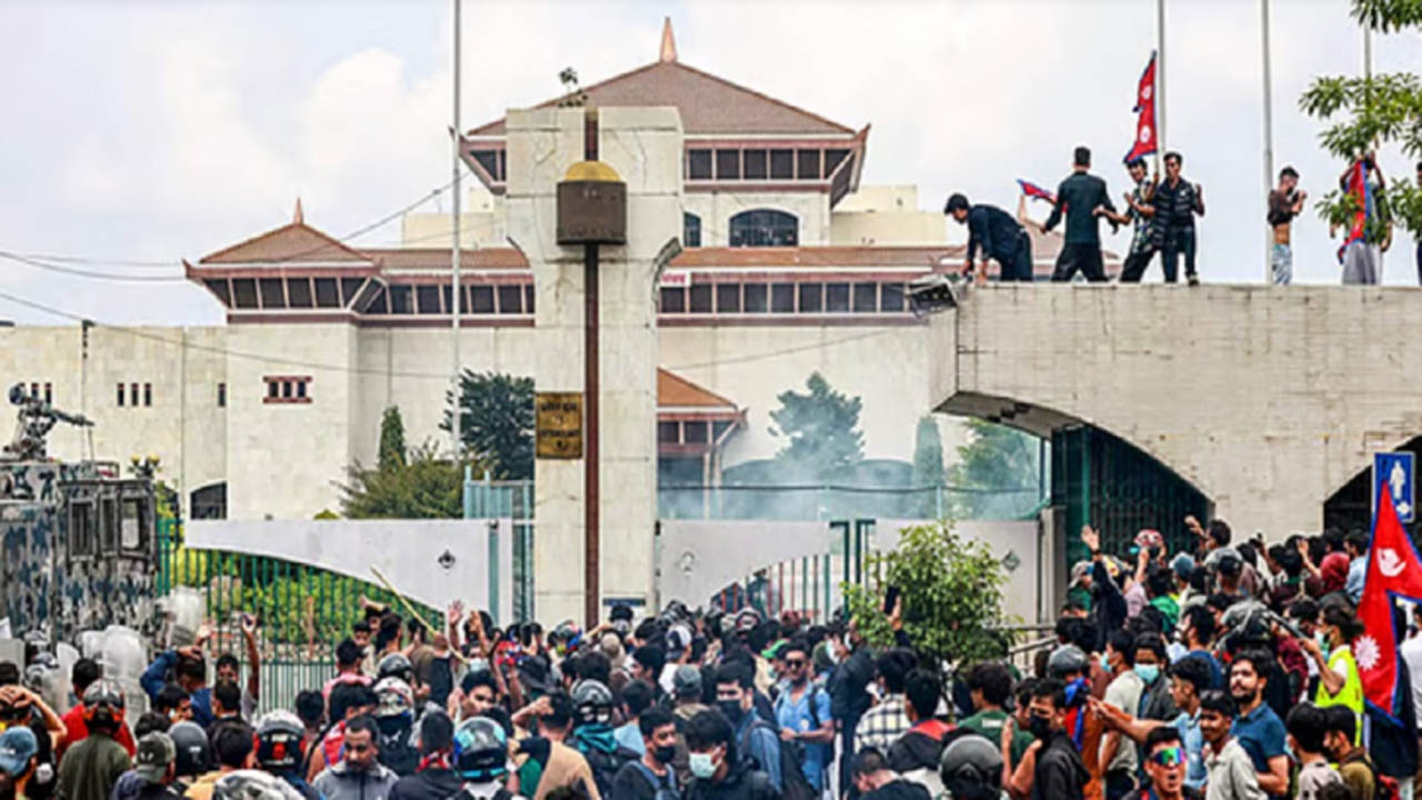১৭ বছরে ১৪ বার সরকার পতন নেপালে