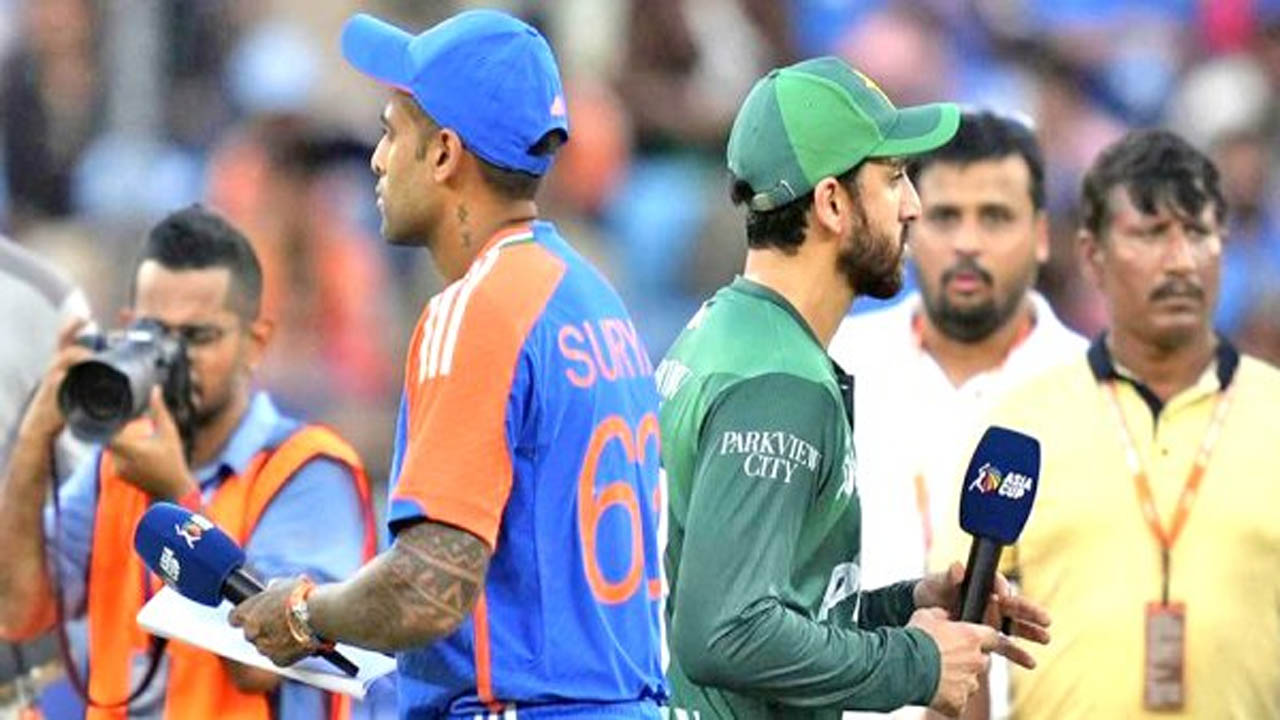 হাত না মেলানোয় শাস্তি পাবে ভারত? কী আছে আইসিসির নিয়মে