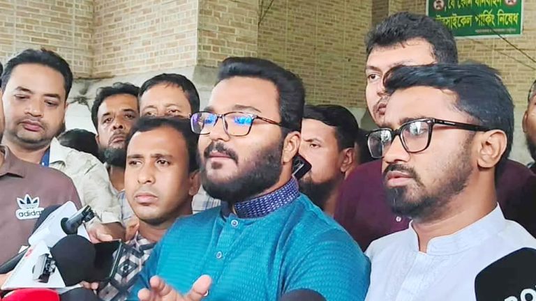 নুরের ওপর হামলাকারীদের বিরুদ্ধে ব্যবস্থা নিতে ‘সময়সীমা’ বেঁধে দিল গণঅধিকার পরিষদ