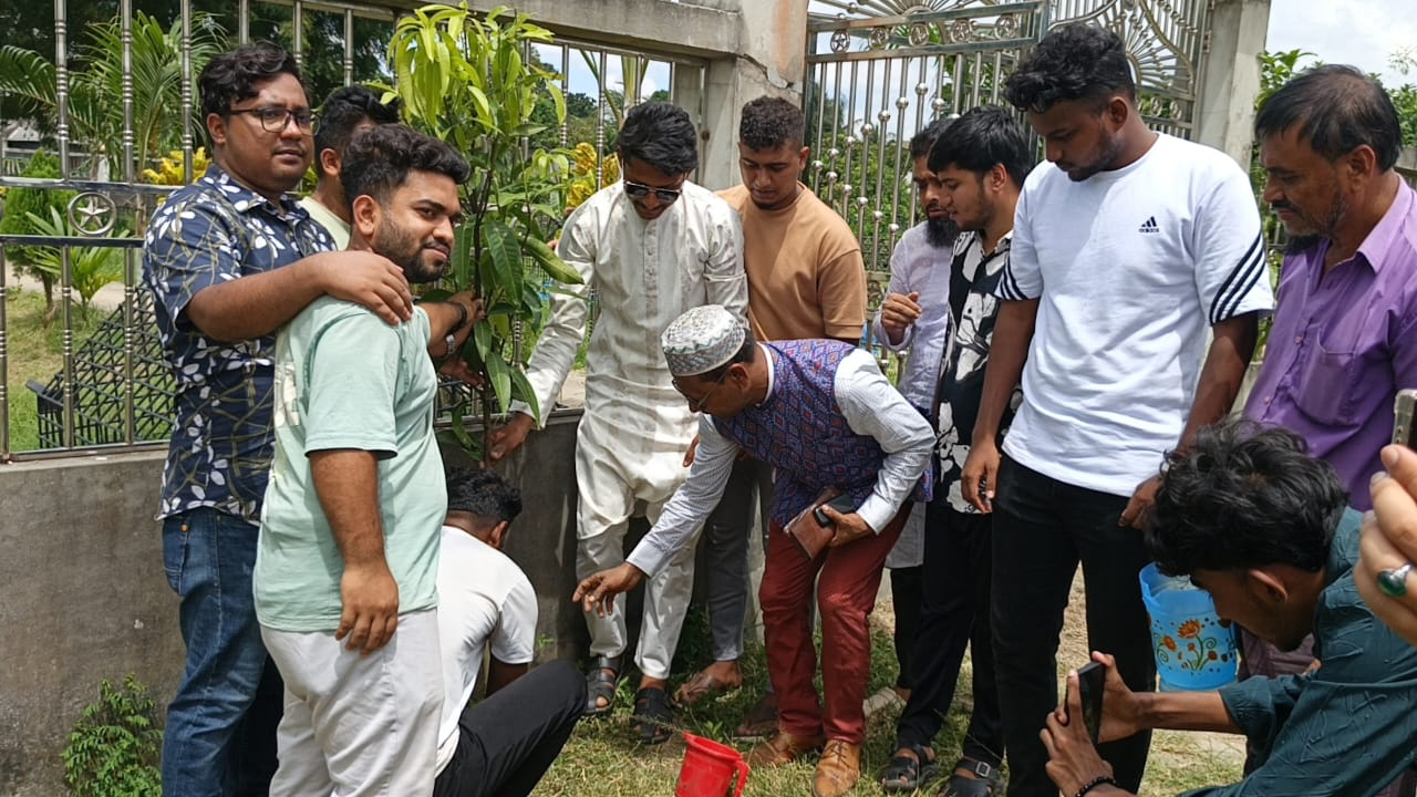 বিএনপির প্রতিষ্ঠাবার্ষিকী উপলক্ষে সোনারগাঁয়ে বৃক্ষরোপণ