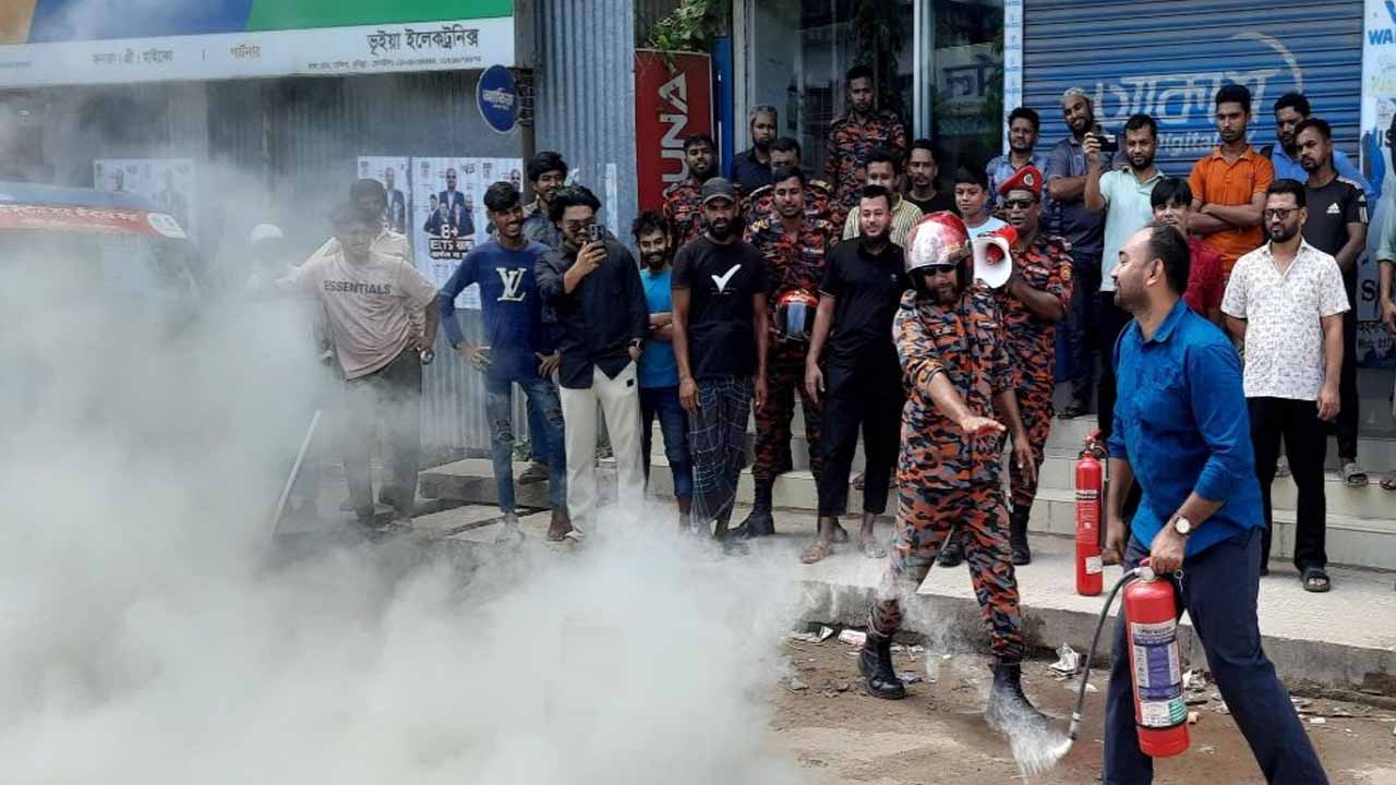 চান্দিনা সোনালী ব্যাংকের নিচে হঠাৎ করে জ্বলে ওঠে আগুন