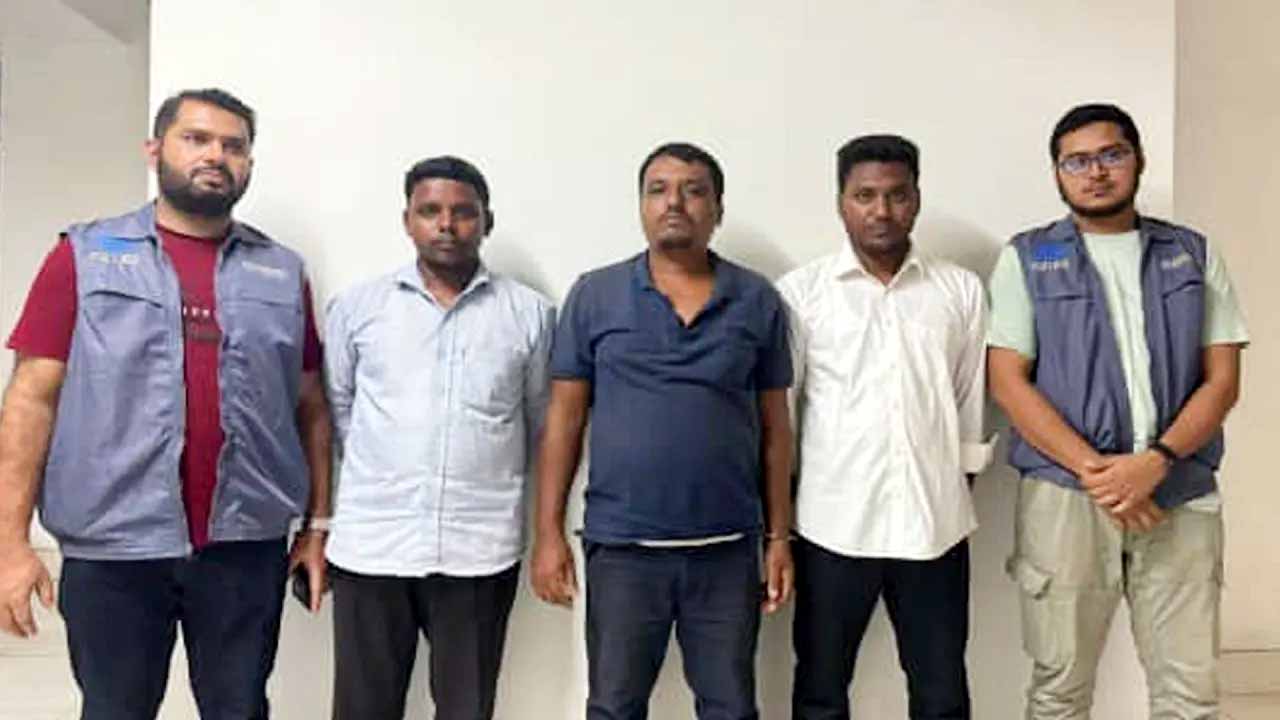 অনলাইনে চাকরির প্রলোভন দেখিয়ে কোটি টাকা হাতিয়ে নেন তারা