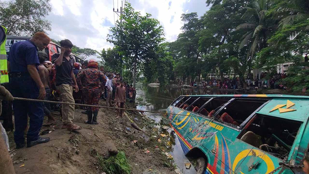 যাত্রীবাহী বাস খালে, পানিতে ডুবে নিহত ৫