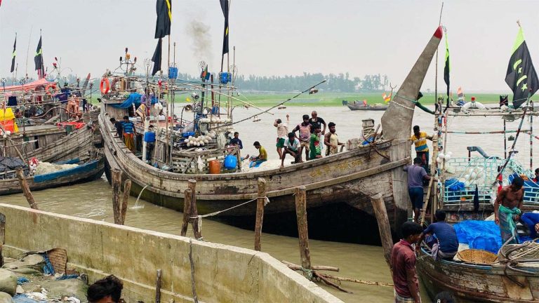 ইলিশ ধরায় নিষেধাজ্ঞার খবরে উপকূলে অস্থিরতা