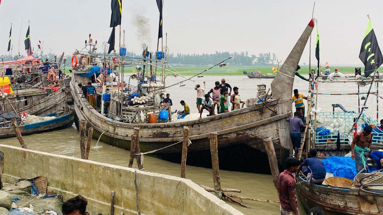 ইলিশ ধরায় নিষেধাজ্ঞার খবরে উপকূলে অস্থিরতা
