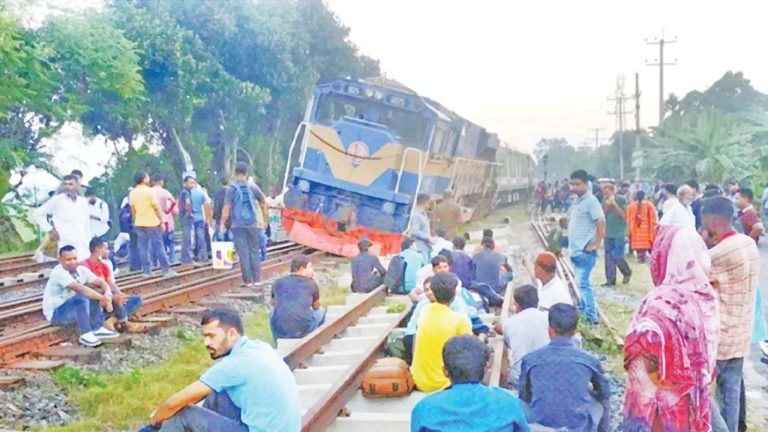 অচলের বোঝা বইছে রেল