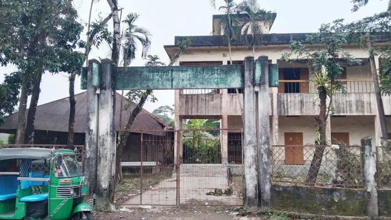 ৩৩ বছর ধরে বন্ধ পাবলিক লাইব্রেরি