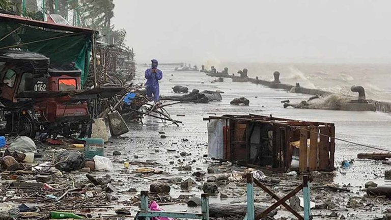 সুপার টাইফুনের কারণে স্কুল ও ব্যবসা প্রতিষ্ঠান বন্ধ ঘোষণা