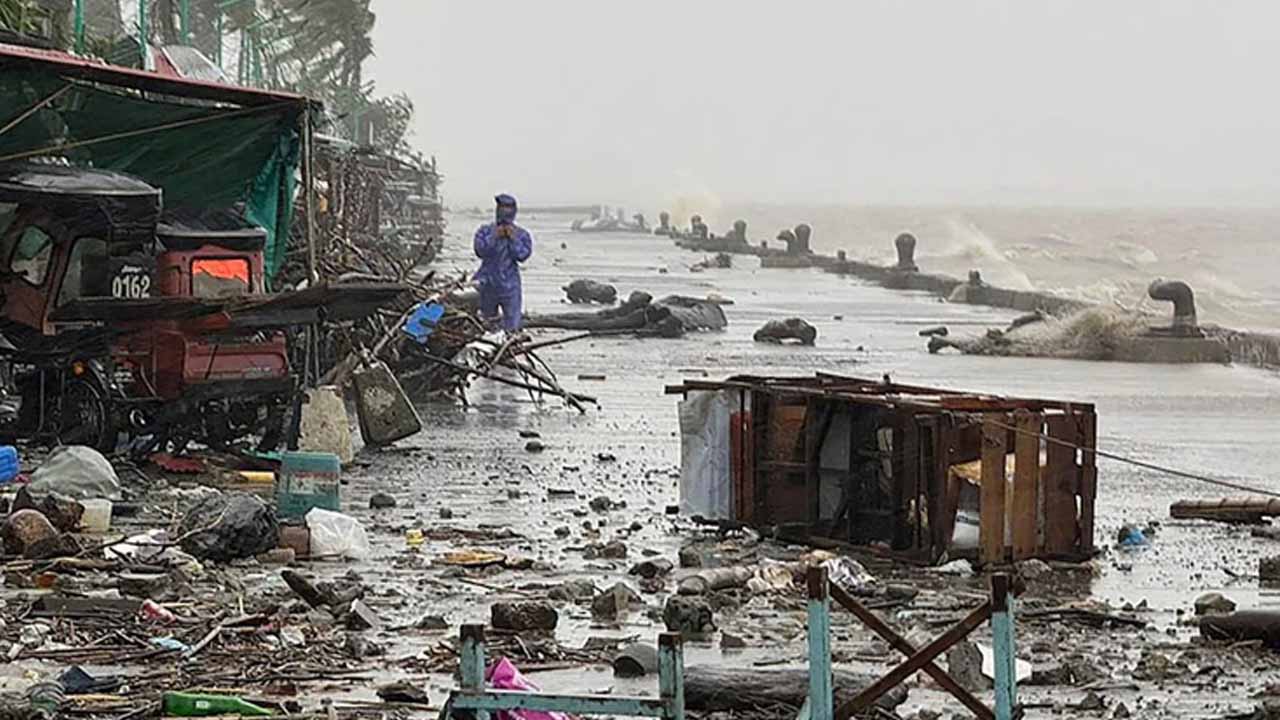 সুপার টাইফুনের কারণে স্কুল ও ব্যবসা প্রতিষ্ঠান বন্ধ ঘোষণা
