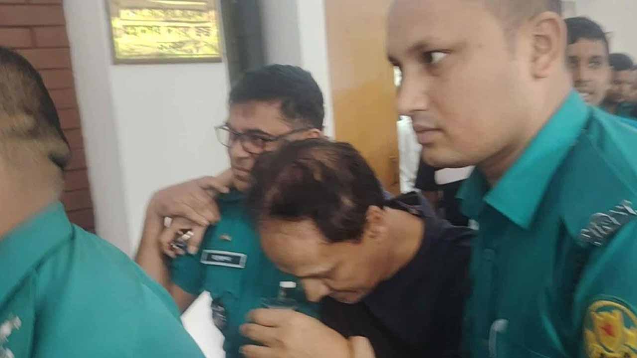 রিমান্ডের আদেশ শুনে কাঠগড়ায় ঢলে পড়েন এনায়েত করিম