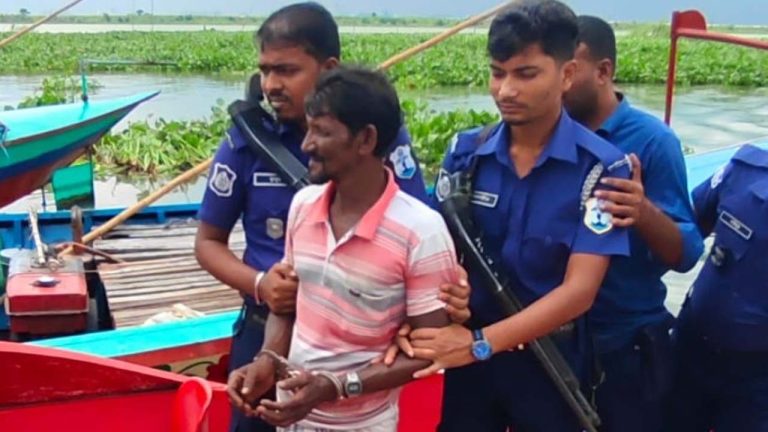 কুমিল্লায় নৌপথে চাঁদাবাজির সময় গ্রেপ্তার ১