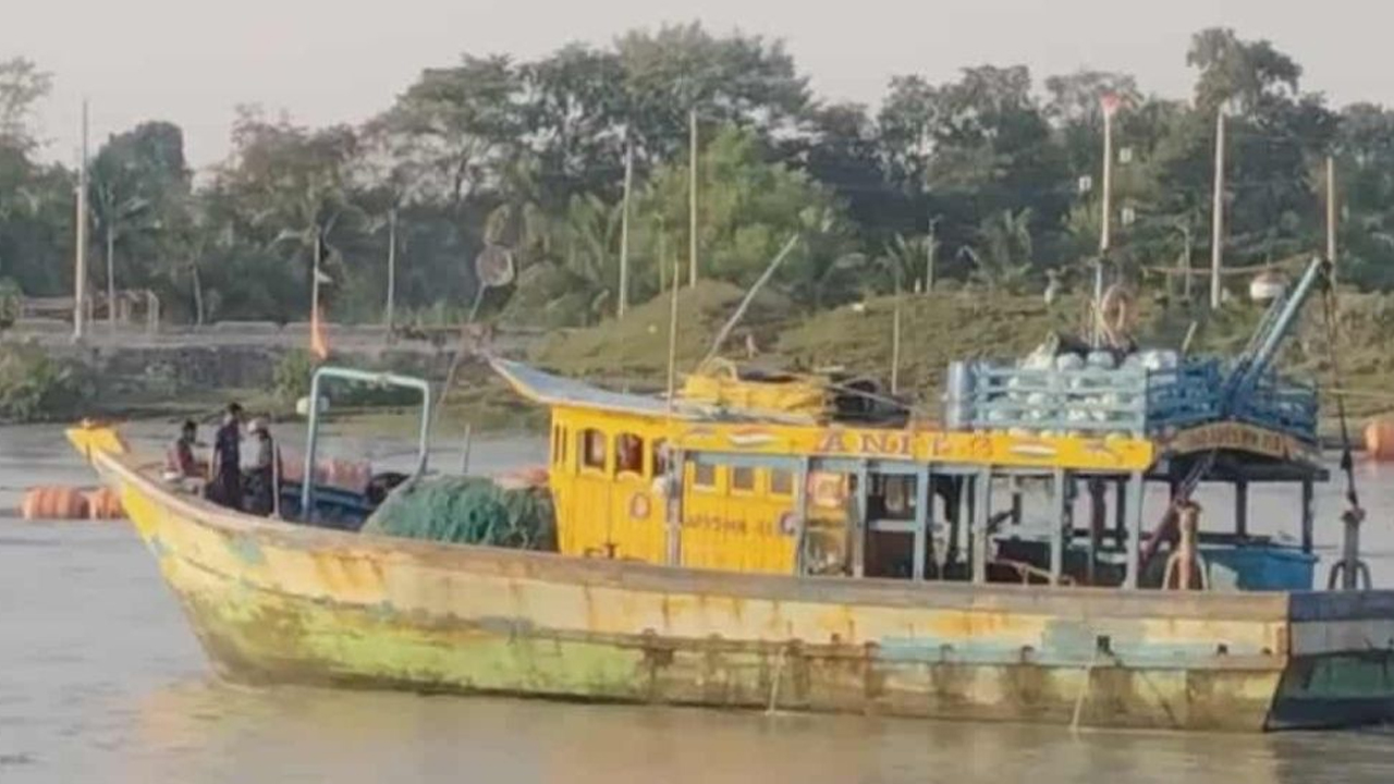 বঙ্গোপসাগরে ভারতীয় ট্রলারসহ আটক ৯