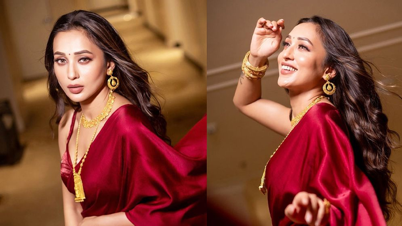 লাল শাড়িতে গ্ল্যামারাস মিমি