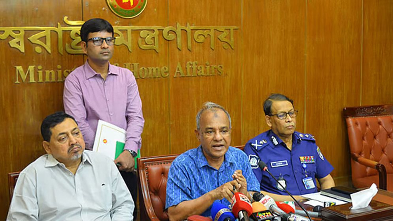 ভোটের আগে আইনশৃঙ্খলা পরিস্থিতি ভালো করার চেষ্টা চলছে: স্বরাষ্ট্র উপদেষ্টা