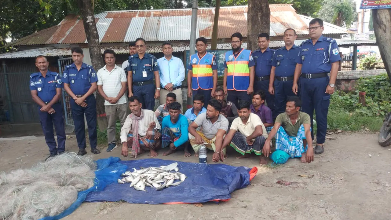 পদ্মায় ইলিশ ধরায় ৯ জেলে গ্রেপ্তার