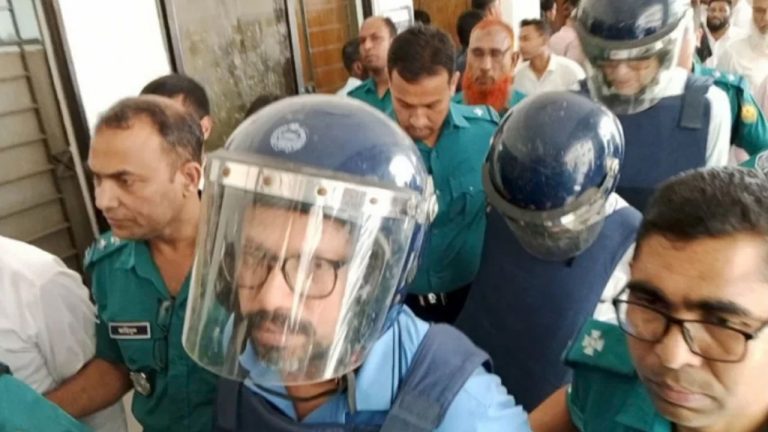 ‘সব কিছুরই শেষ আছে’- আদালত চত্বরে সাংবাদিকদের উদ্দেশে পলক