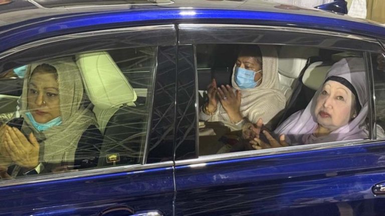 জিয়াউর রহমানের মাজার জিয়ারত করলেন খালেদা জিয়া