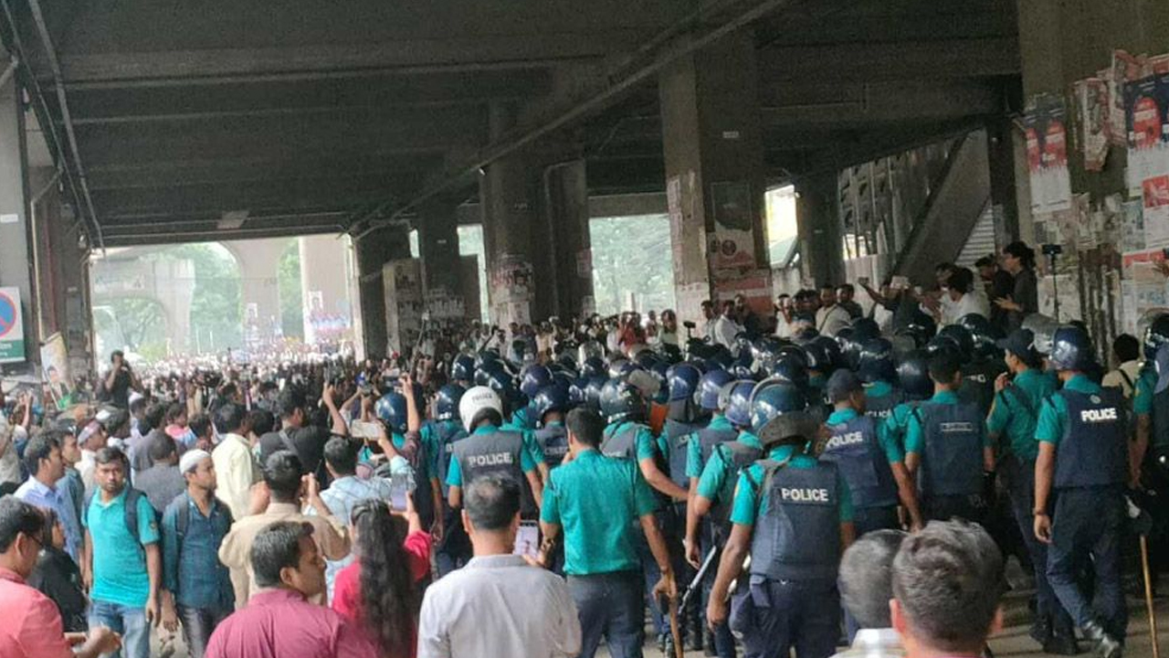 শিক্ষকদের অবস্থান কর্মসূচিতে পুলিশের সাউন্ড গ্রেনেড-জলকামান