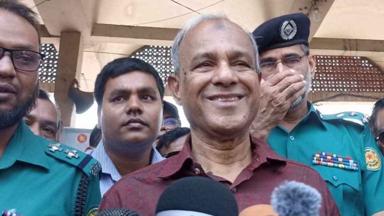 ছেলে-মেয়ে সবাই দেশে, একা গিয়ে কী করব: সেফ এক্সিট প্রশ্নে স্বরাষ্ট্র উপদেষ্টা