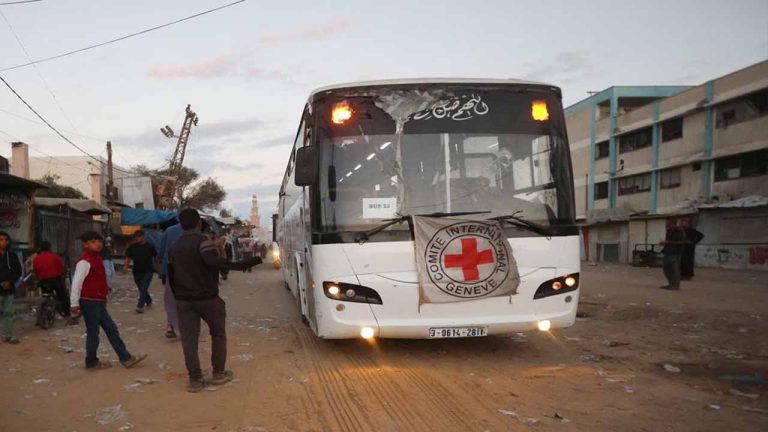 ৭ ইসরাইলি জিম্মিকে মুক্তি দিল হামাস