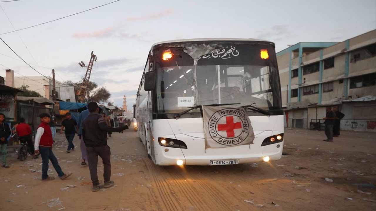 ৭ ইসরাইলি জিম্মিকে মুক্তি দিল হামাস