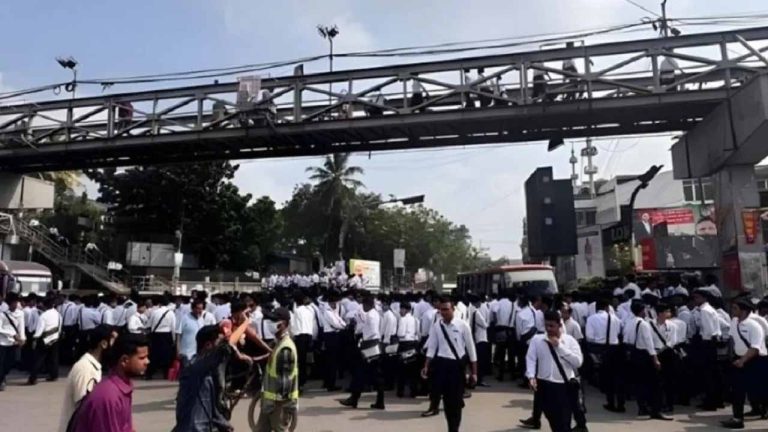 সায়েন্সল্যাব মোড় অবরোধ ঢাকা কলেজ শিক্ষার্থীদের