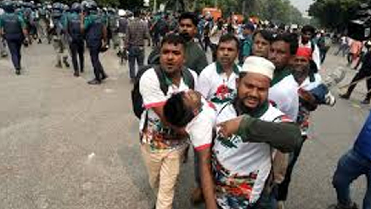 সংসদ ভবন এলাকায় সংঘর্ষ, আহত ২০ ‘জুলাই যোদ্ধা’ হাসপাতালে