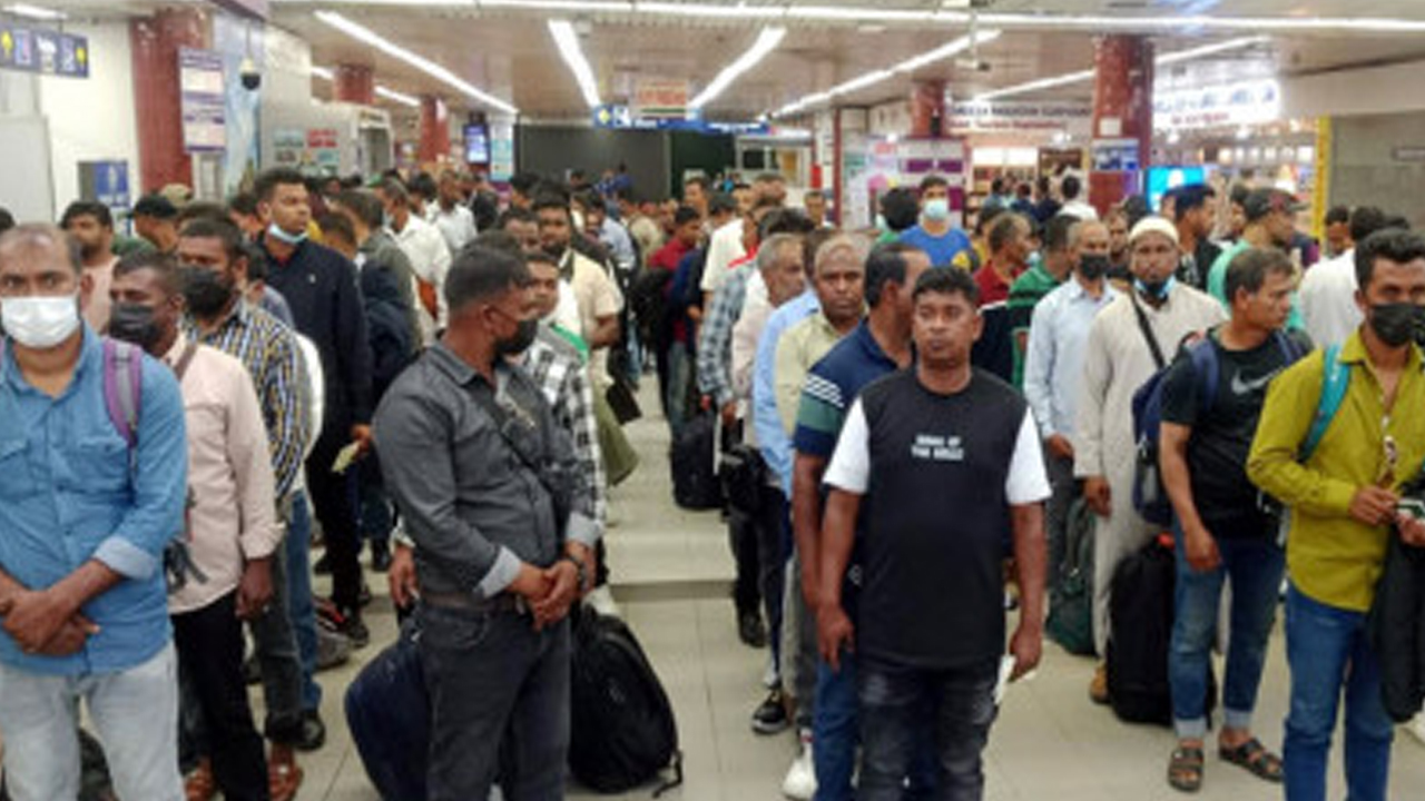 লিবিয়া থেকে দেশে ফিরছেন আরও তিন শতাধিক বাংলাদেশি