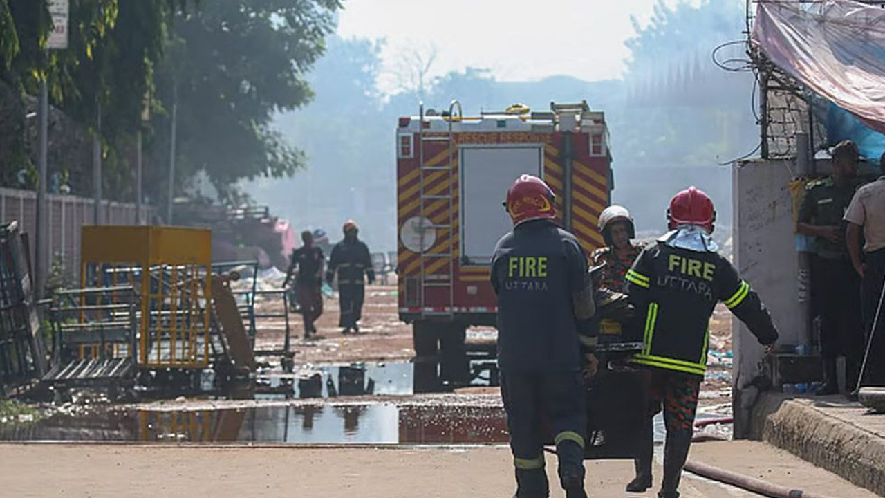 এখনো ধোঁয়া উড়ছে কার্গো ভিলেজে, চলছে উদ্ধারকাজ