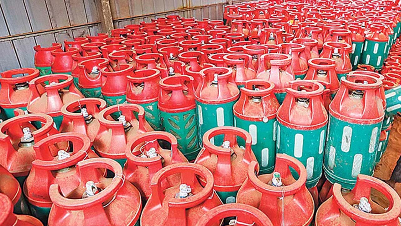 এলপি গ্যাসের দাম বাড়বে না কমবে, জানা যাবে বিকালে