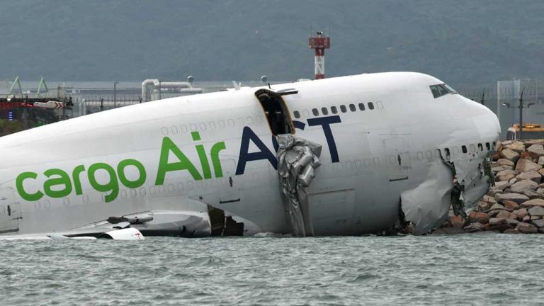 রানওয়ে থেকে কার্গো উড়োজাহাজ পড়ল সাগরে, নিহত ২