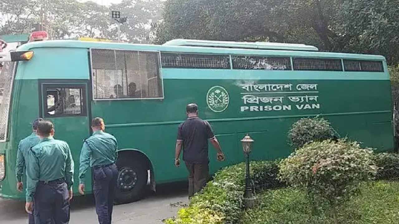 কড়া নিরাপত্তায় ১৩ সেনা কর্মকর্তাকে ট্রাইব্যুনালে হাজির