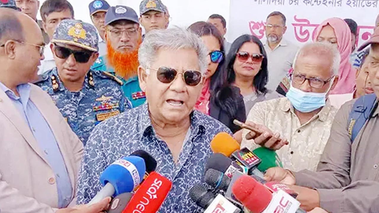 দেশের স্বার্থের ক্ষতি করে কাউকে বন্দর অপারেশন করতে দেওয়া হবে না: নৌপরিবহন উপদেষ্টা