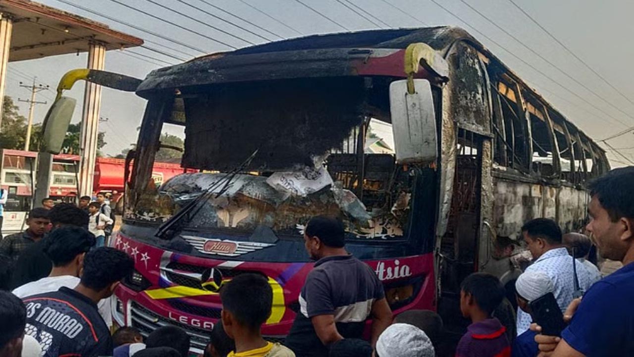 ময়মনসিংহে বাসে আগুন, ঘুমন্ত চালকের মৃত্যু