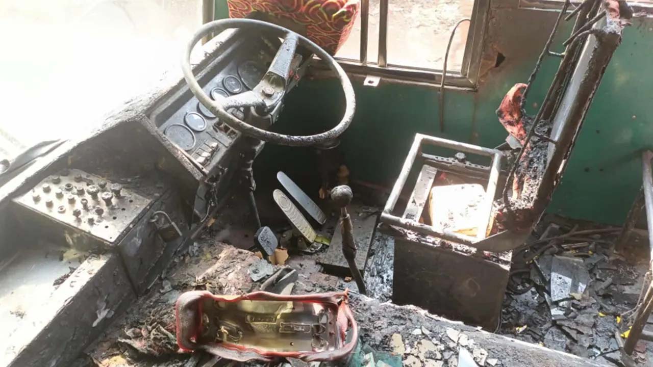 যশোরে বাসে আগুন, অল্পের জন্য রক্ষা পেলেন বস্তিবাসী