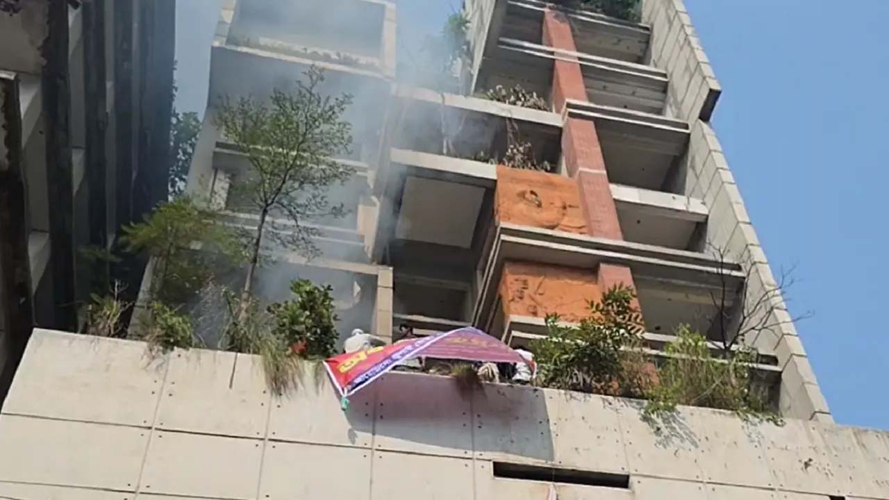 আ.লীগের কেন্দ্রীয় কার্যালয়ে আগুন