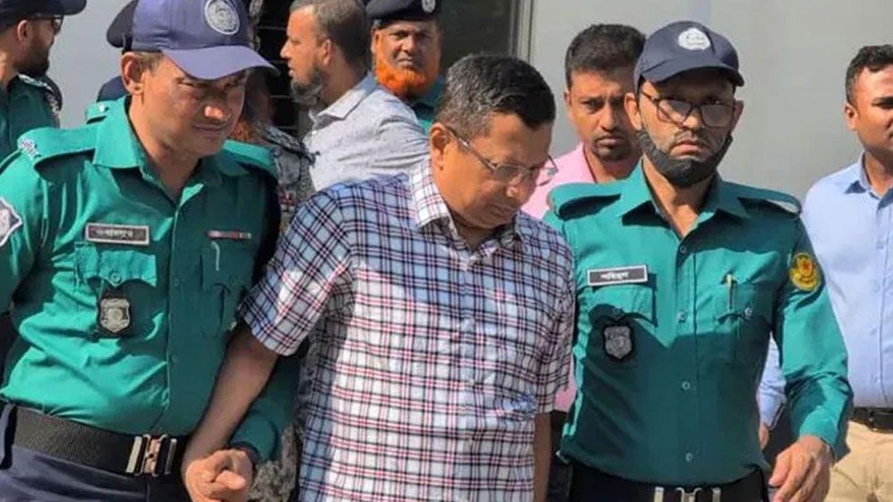 বিমর্ষ মুখে চুপচাপ রায় শুনছেন চৌধুরী আব্দুল্লাহ আল মামুন