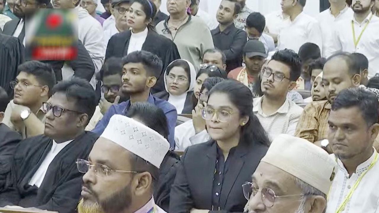 রায় শুনতে ট্রাইব্যুনালে একই কাতারে ছাত্রনেতারা